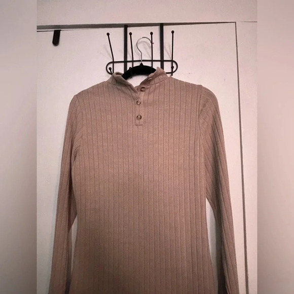 Doe & Rae Womens Mock Neck Ribbed‎  Tan Sweater Back Button Detail Size Small - Picture 2 of 4